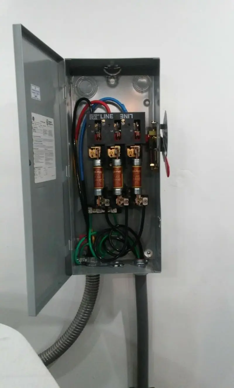 Three-phase disconnect switch installed for Smoke Detector Installation in San Angelo